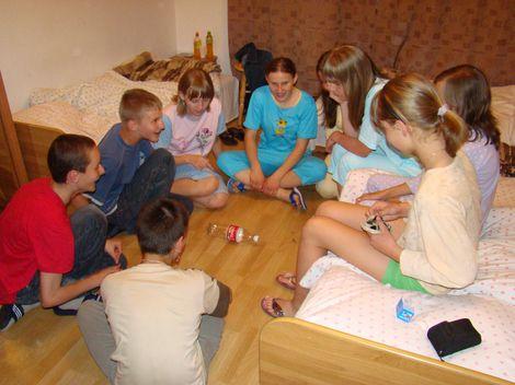 zielona_szkola4937.jpg - Gra w butelkę, a stawkš rozkazy i prawda ;D
