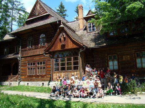 zielona_szkola4956.jpg - Pod Willš Koliba - pierwszym budynkiem w stylu zakopianskim w Zakopanem. Nazwa koliba to w gwarze góralskiej szałas pasterski.