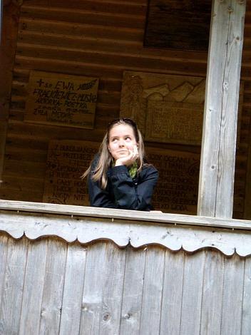 zielona_szkola4975.jpg - Marysia zadumana - a była prazy ródełku "Marysi"