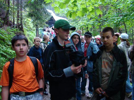 zielona_szkola4991.jpg - W kolejce do jaskini