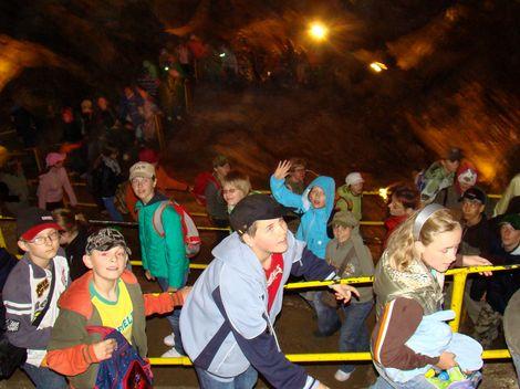 zielona_szkola4999.jpg - W jaskini jest tylko 5 stopni Celcjusza - stšd te kurtki
