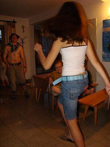 zielona_szkola5136.jpg - Tanecznym krokiem przejd przez salę