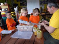 wycieczka kl ia i Ib do pasieki w lipce-48